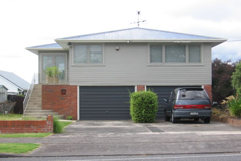Photo of property in 43 Archibald Road, Kelston, Auckland, 0602