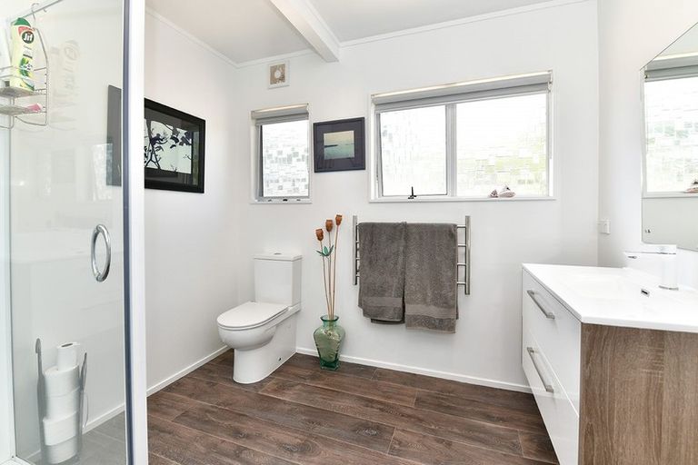 Photo of property in 6 Hand Road, Helensville, 0800