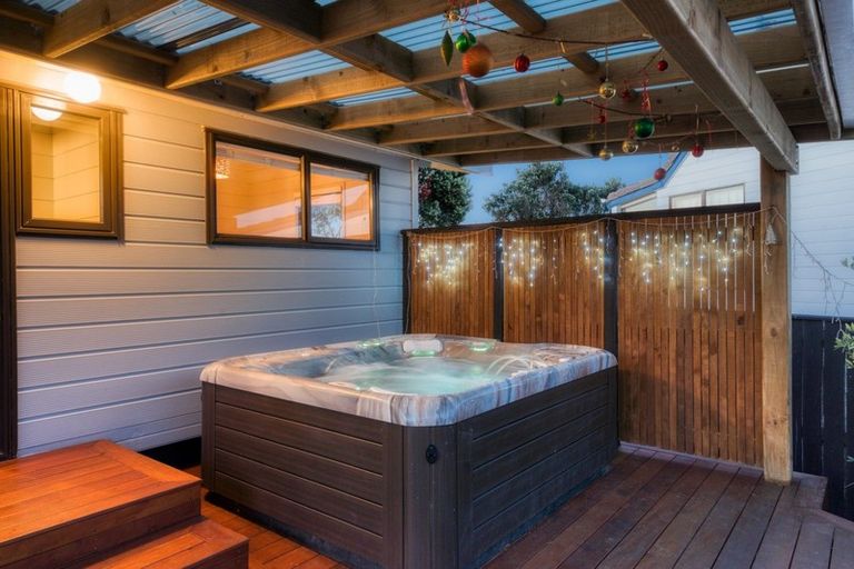 Photo of property in 15 Waiheke Street, Waikanae Beach, Waikanae, 5036