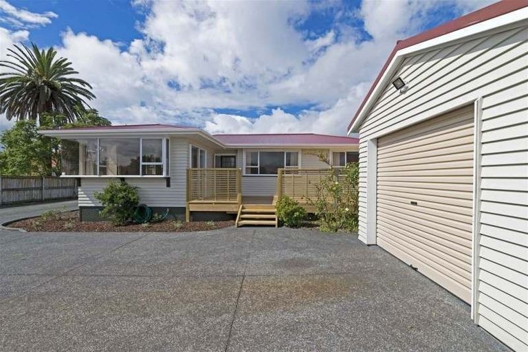 Photo of property in 62 Waimumu Road, Massey, Auckland, 0614