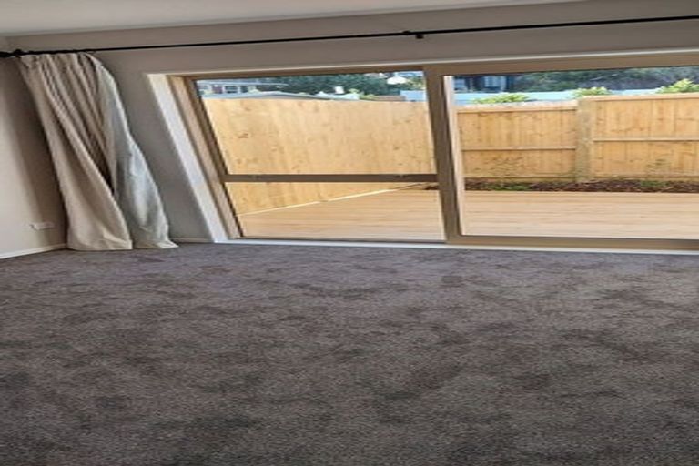 Photo of property in 1b Taupiko Place, Green Bay, Auckland, 0604