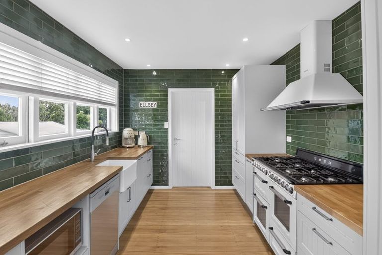 Photo of property in 250 Centreway Road, Orewa, 0931