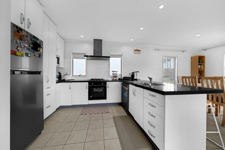 Photo of property in 2 Talmar Place, Massey, Auckland, 0614