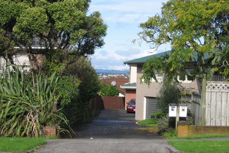Photo of property in 2/16 Bradbury Road, Botany Downs, Auckland, 2010
