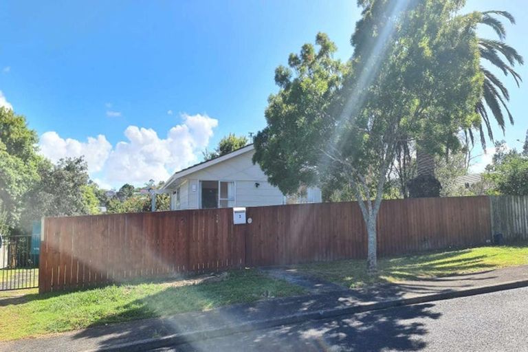 Photo of property in 3 St Margaret Place, West Harbour, Auckland, 0618