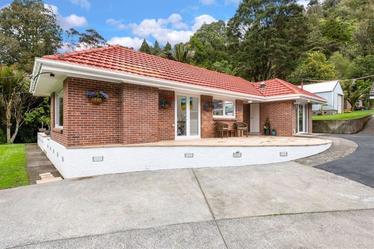 Photo of property in 408b Scenic Drive, Waiatarua, Auckland, 0612