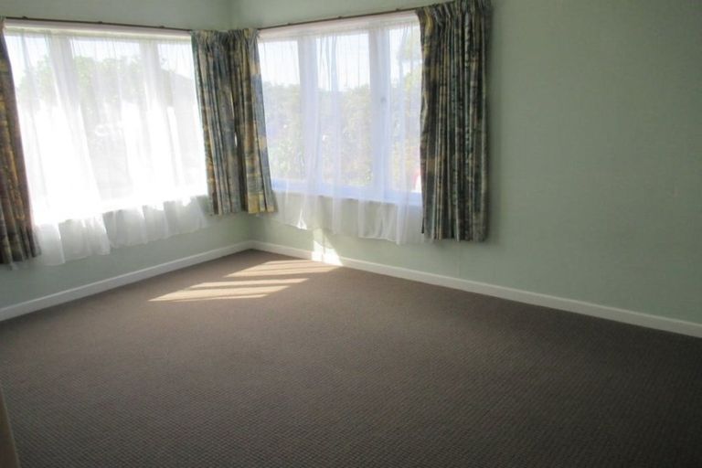 Photo of property in 82 Ocean View Road, Northcote, Auckland, 0627
