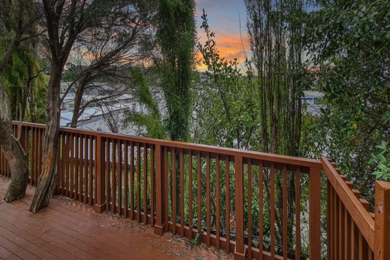 Photo of property in 9 Ngatoa Place, Glenfield, Auckland, 0629