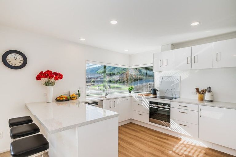 Photo of property in 7 Balmerino Grove, Waikanae, 5036