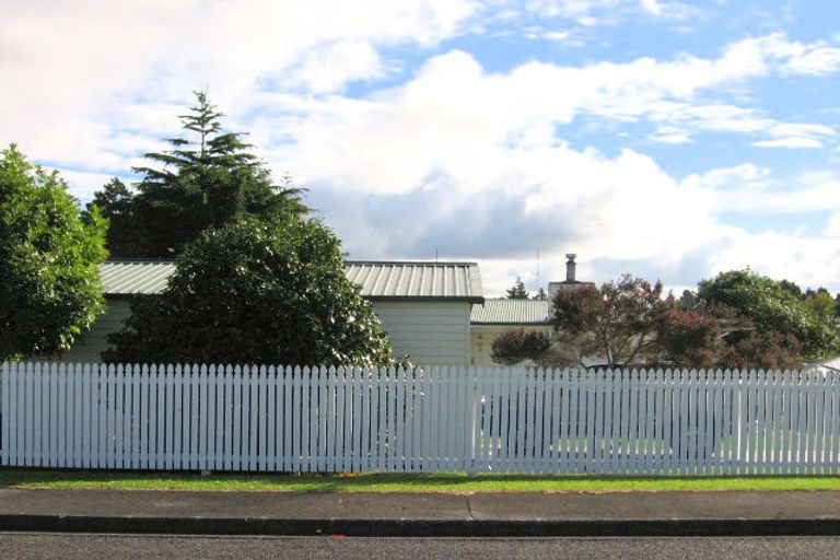 Photo of property in 8 Helga Crescent, Te Atatu Peninsula, Auckland, 0610