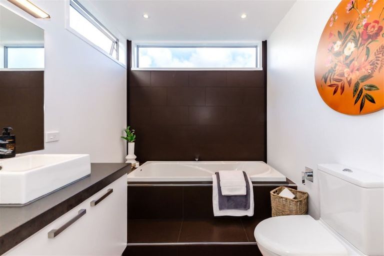 Photo of property in 1b Winara Avenue, Waikanae, 5036