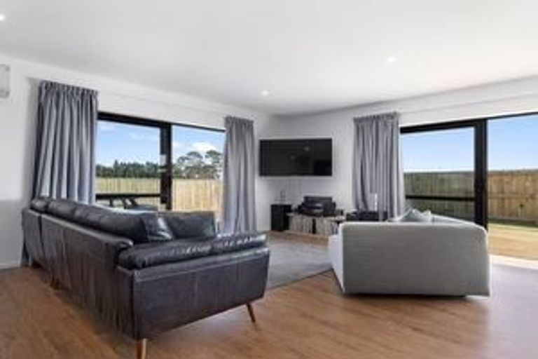 Photo of property in 16 Charlotte Drive, Omokoroa, 3114