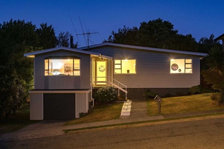 Photo of property in 15 Westhaven Drive, Tawa, Wellington, 5028