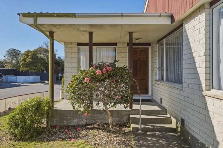 Photo of property in 1/98a Lake Terrace Road, Burwood, Christchurch, 8061