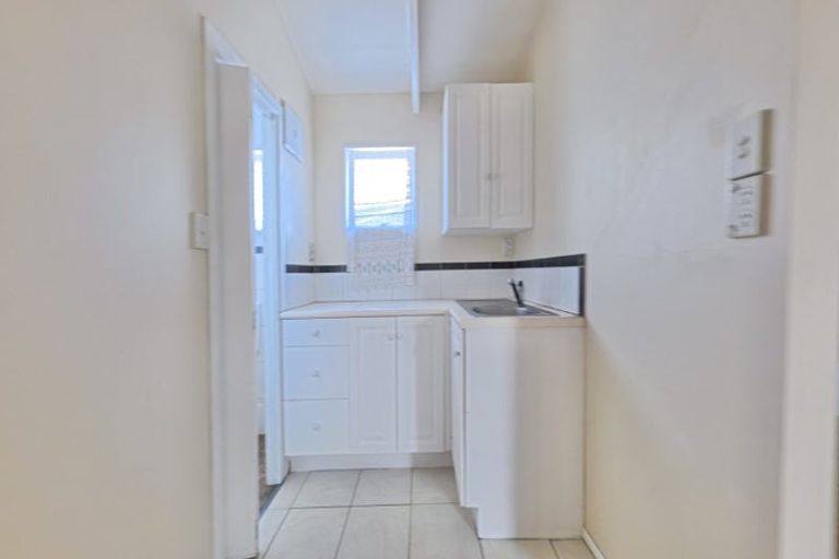 Photo of property in 1/2 Palmer Avenue, Glen Eden, Auckland, 0602
