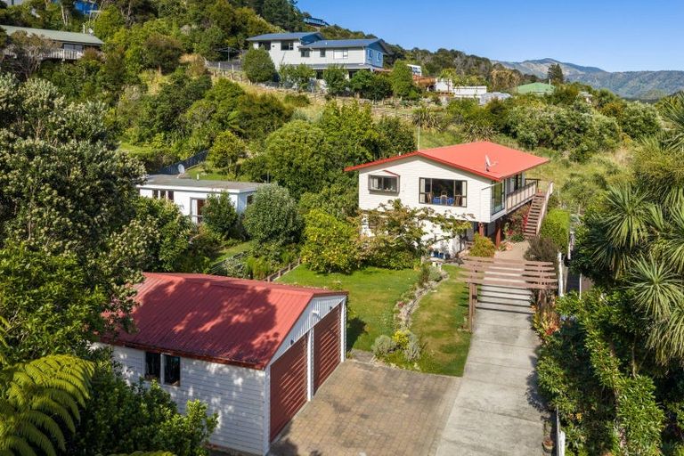 Photo of property in 5 Amelia Crescent, Waikawa, Picton, 7220