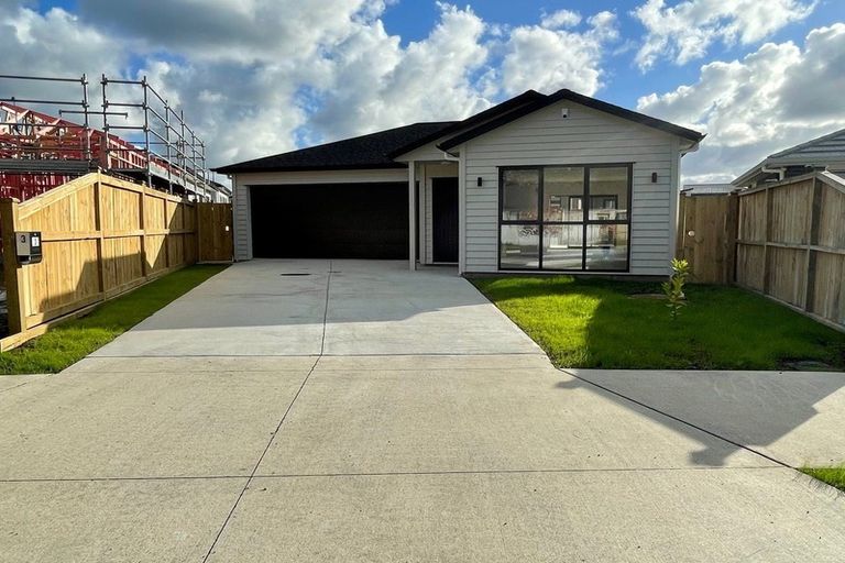 Photo of property in 3 Moemoea Avenue, Kumeu, 0810