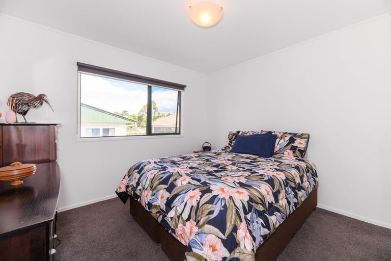 Photo of property in 2b Porter Avenue, Te Atatu South, Auckland, 0610