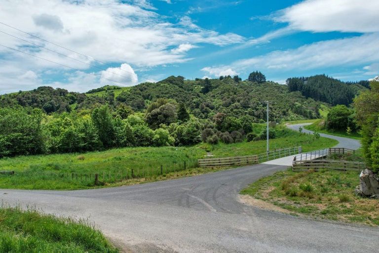 Photo of property in 13 Robertson Close, Manakau, 5583