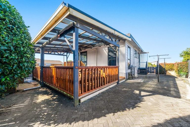 Photo of property in 1/5 Eulogy Place, Randwick Park, Auckland, 2105