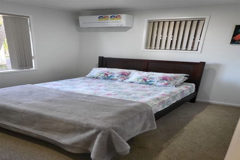 Photo of property in 2/3 Barron Drive, Green Bay, Auckland, 0604