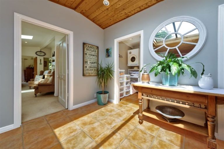 Photo of property in 256 Piha Road, Piha, New Lynn, 0772