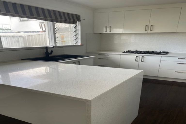 Photo of property in 10 Stephen Avenue, Henderson, Auckland, 0610