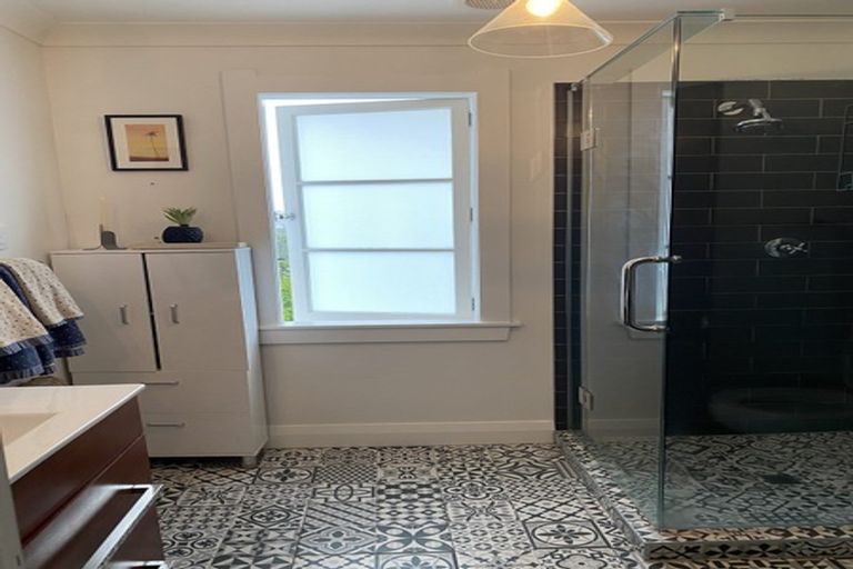 Photo of property in 1/27 Onewa Road, Northcote, Auckland, 0627