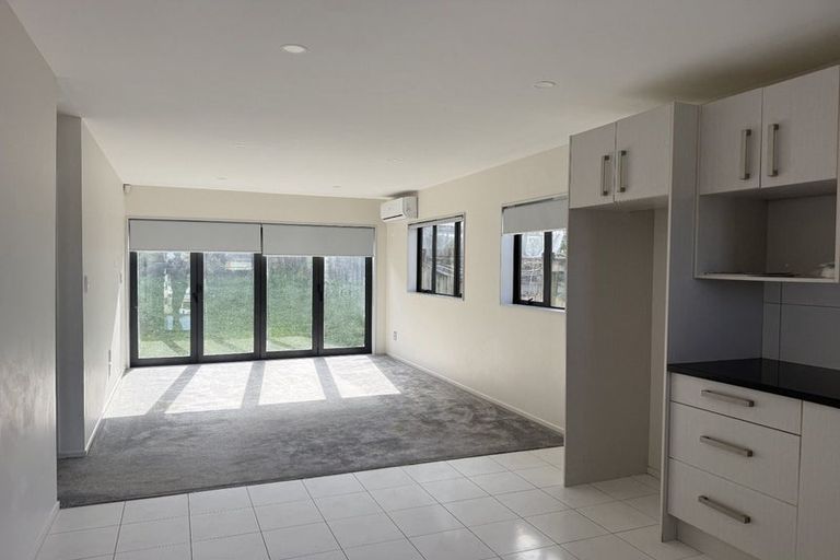 Photo of property in 21 Bangla Place, Massey, Auckland, 0614