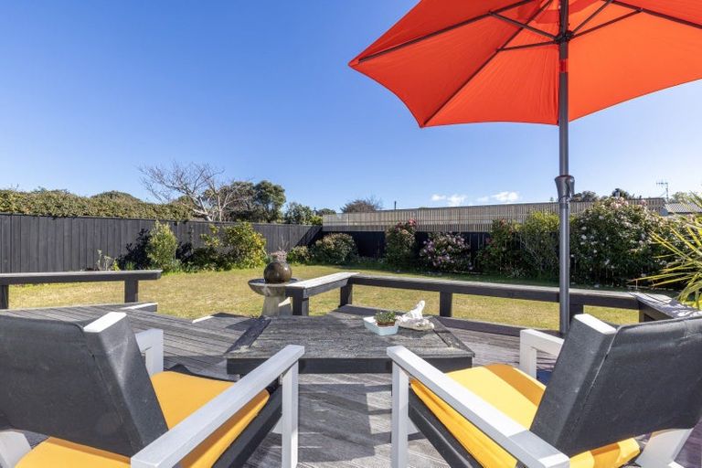 Photo of property in 11 Hadfield Place, Paraparaumu Beach, Paraparaumu, 5032