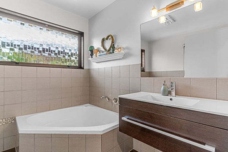 Photo of property in 5 Skelton Crescent, Paparoa, 0571