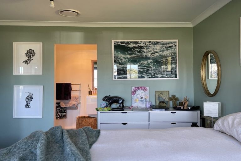 Photo of property in 28 Harbour View Road, Te Atatu Peninsula, Auckland, 0610