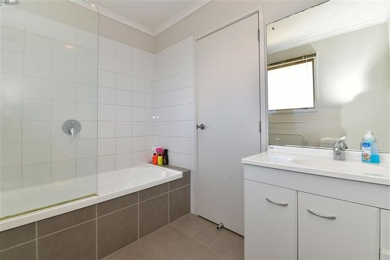 Photo of property in 16 Aitkenhead Court, Parakai, 0830