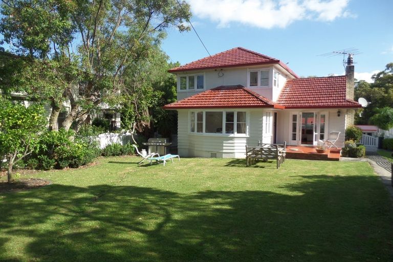 Photo of property in 27 Belle Vue Avenue, Northcote Point, Auckland, 0627