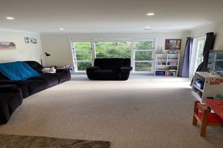 Photo of property in 27 Olivia Crescent, Tawa, Wellington, 5028