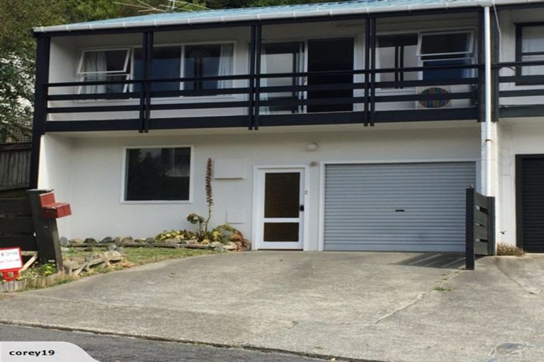 Photo of property in 105 Churton Drive, Churton Park, Wellington, 6037