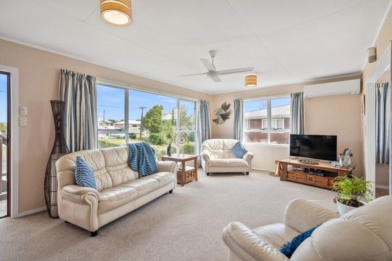 Photo of property in 11 Karoro Road, One Tree Point, 0118