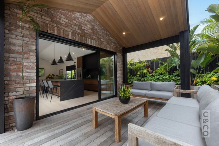 Photo of property in 1 Len Ireland Drive, Kumeu, 0810