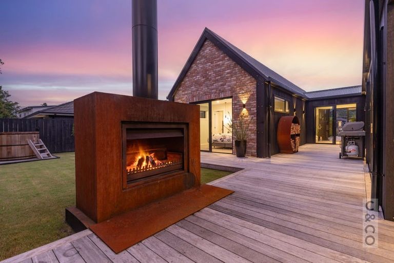 Photo of property in 1 Len Ireland Drive, Kumeu, 0810