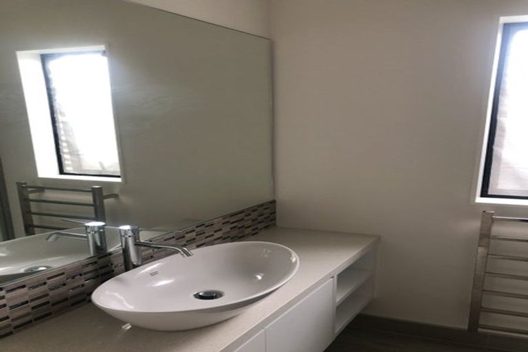 Photo of property in 10 Carthey Road, Wainui, 0932