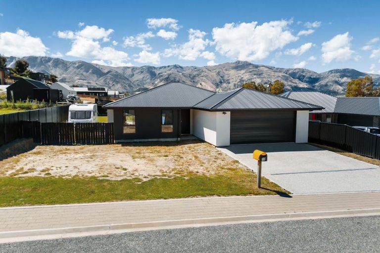 Photo of property in 10 Magpie Place, Lake Hawea, 9382