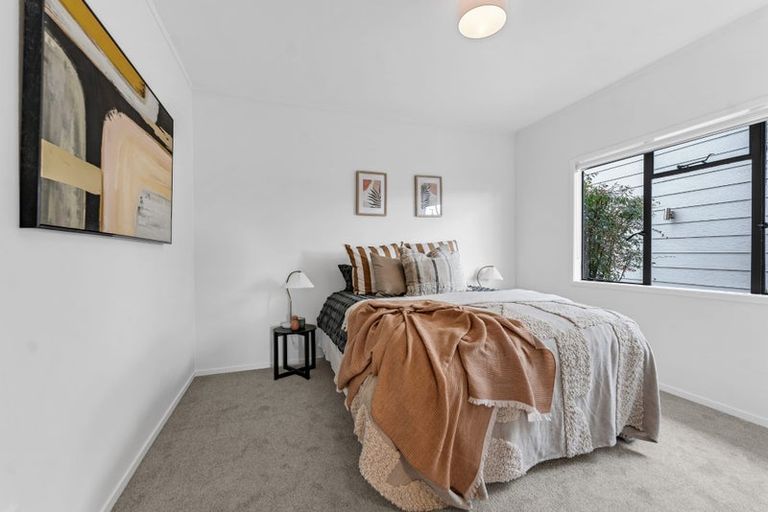 Photo of property in 12 Cleve Road, Green Bay, Auckland, 0604