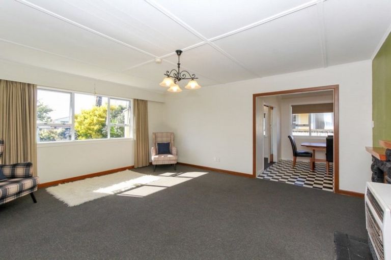 Photo of property in 11 Truby King Street, Merrilands, New Plymouth, 4312