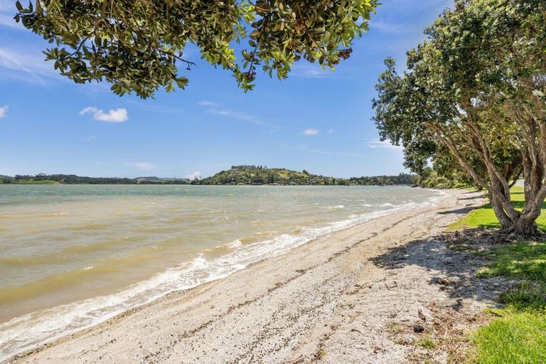 Photo of property in 26 Oxford Street, Whakapirau, 0583