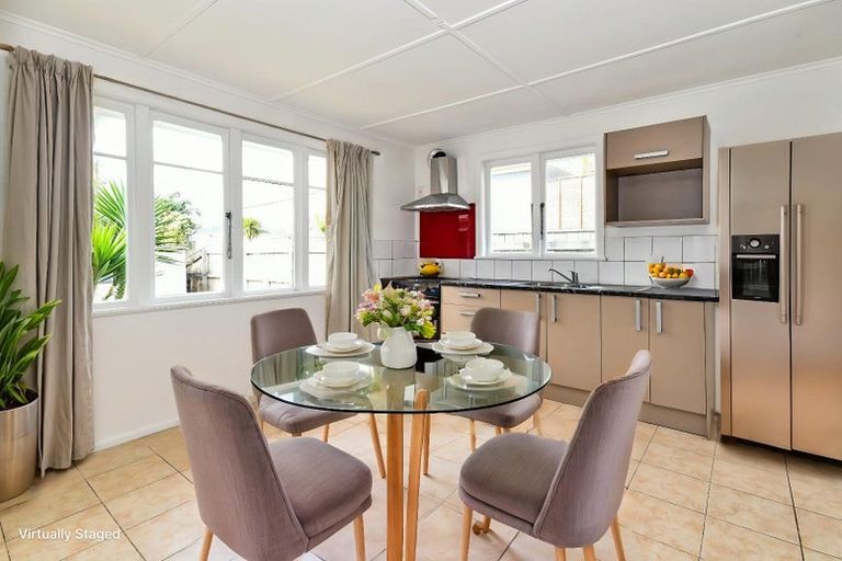 Photo of property in 18 Chilcott Road, Henderson, Auckland, 0612