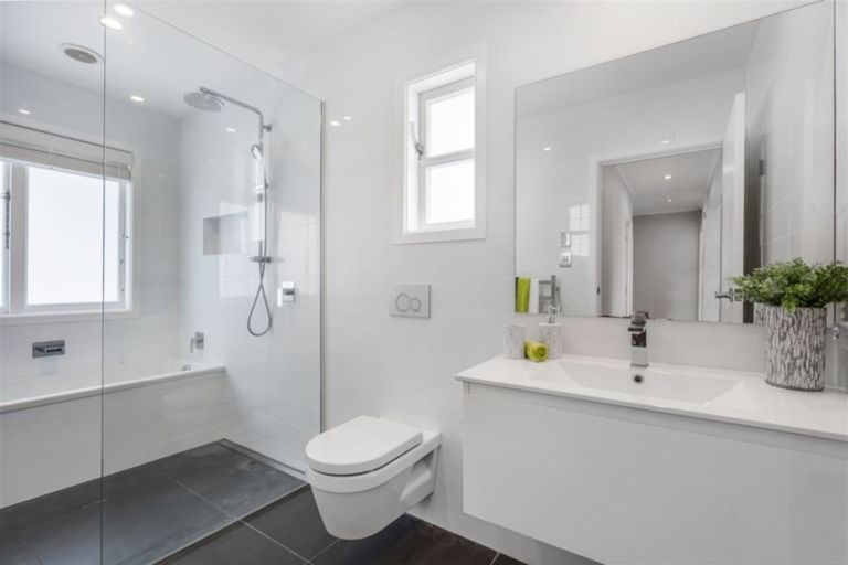 Photo of property in 968 East Coast Road, Northcross, Auckland, 0632