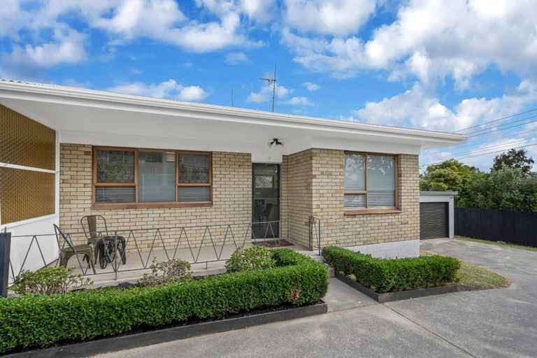 Photo of property in 2/52 Butterworth Drive, Glendene, Auckland, 0602