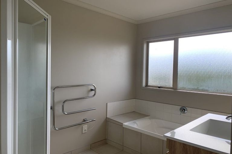 Photo of property in 1 Luna Place, Henderson, Auckland, 0612