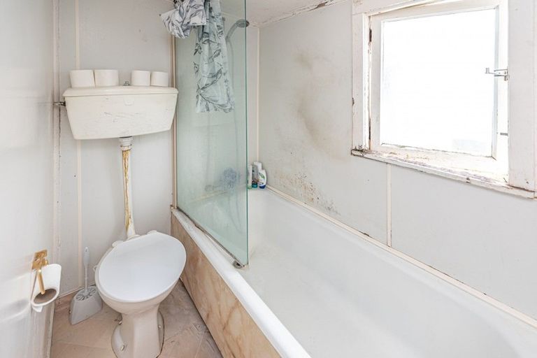 Photo of property in 1 Manuka Street, Castlecliff, Whanganui, 4501