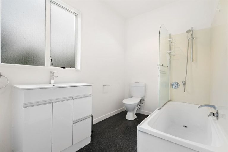 Photo of property in 2/85 Diana Drive, Glenfield, Auckland, 0627